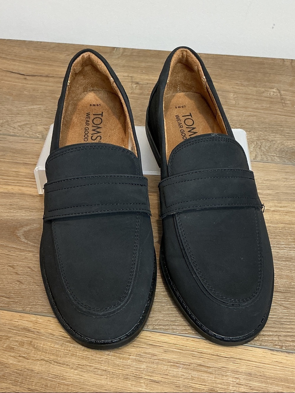 TOMS Women’s Vera Black Slip-On Penny Loafers, size 6